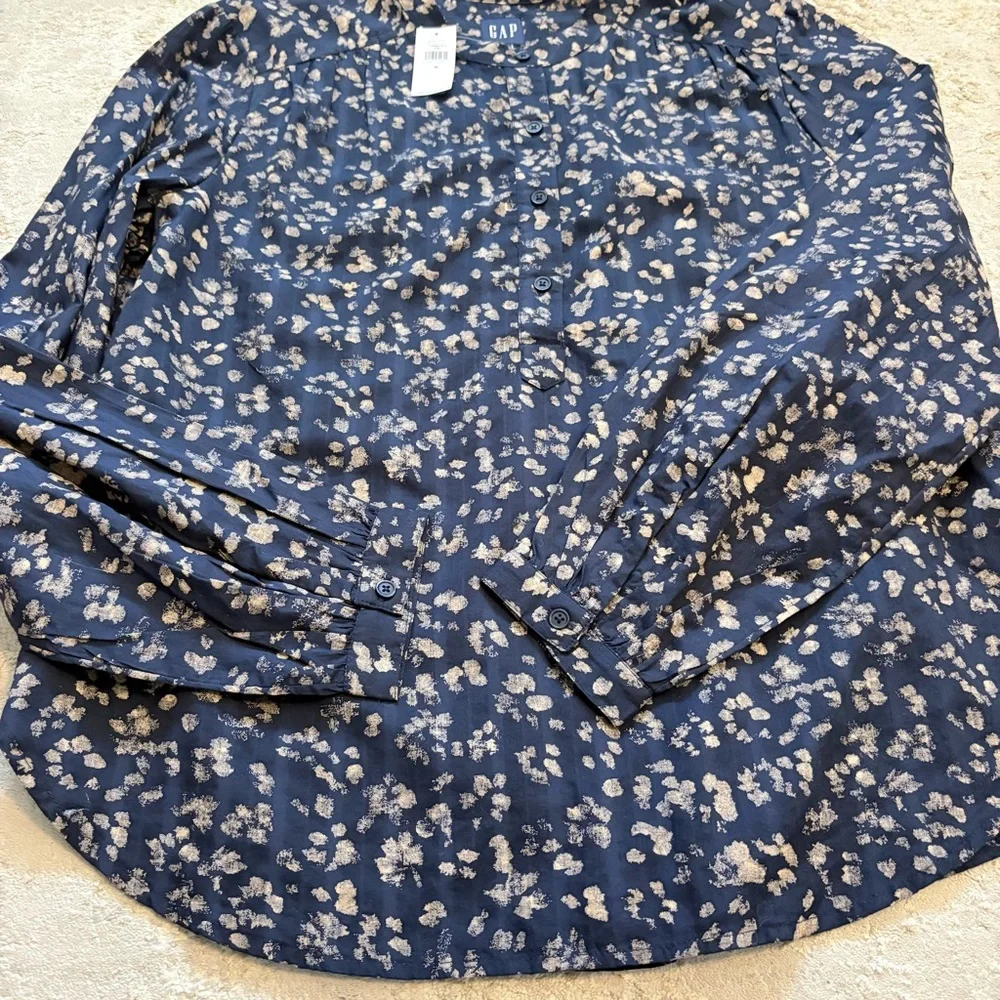 GAP Navy Blue Abstract Floral 1/2 Button Down Blouse Size Medium New With Tags - Picture 5 of 9
